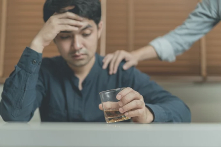 мужчина с бокалом